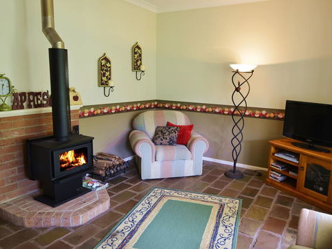 Apple Tree Cottage Montville - Kawana Tourism 4