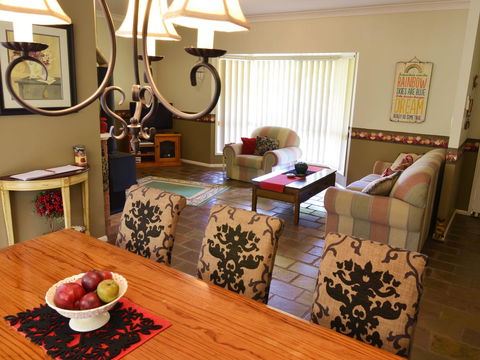 Apple Tree Cottage Montville - Kawana Tourism 5