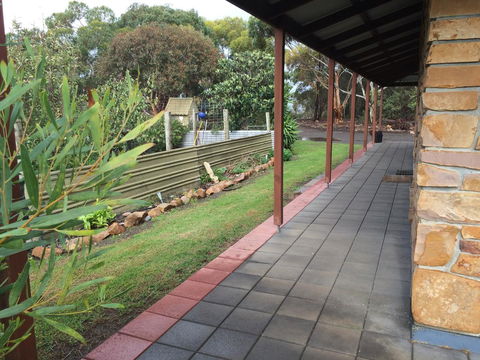 Beeâ€™s Place - 3 Bedroom Home On 10 Acres Of Land With Distant Ocean Views - Kawana Tourism 24