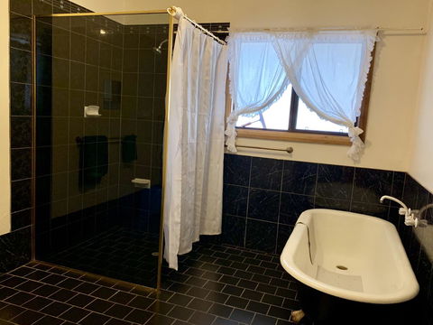 Beeâ€™s Place - 3 Bedroom Home On 10 Acres Of Land With Distant Ocean Views - Kawana Tourism 9