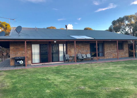 Beeâ€™s Place - 3 Bedroom Home On 10 Acres Of Land With Distant Ocean Views - Kawana Tourism 11