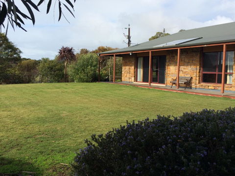 Beeâ€™s Place - 3 Bedroom Home On 10 Acres Of Land With Distant Ocean Views - Kawana Tourism 4