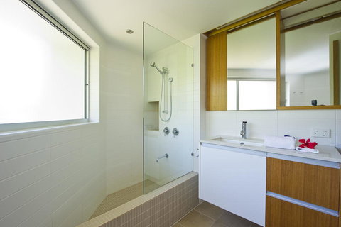 Maggies Beachfront Apartment 6 - Kawana Tourism 8