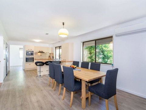Island Homestay - Kawana Tourism 10