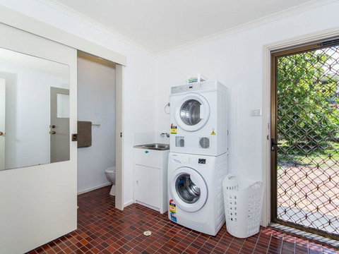 Island Homestay - Kawana Tourism 18