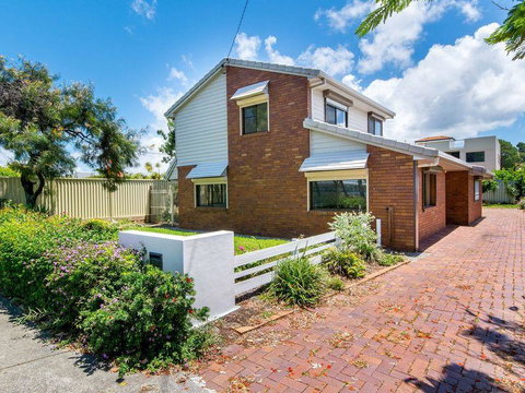 Island Homestay - Kawana Tourism 11