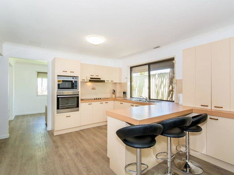 Island Homestay - Kawana Tourism 7