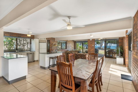 Bribie Beach House - Kawana Tourism 9