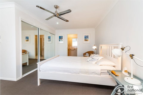 Immaculate Spacious Second Floor Unit Overlooking Pristine Parklands - Kawana Tourism 11
