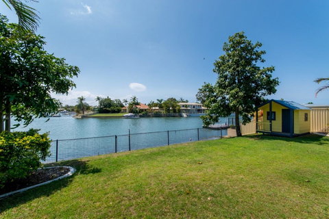 Lowset Home On The Canal - Dolphin Dr, Bongaree - Kawana Tourism 10