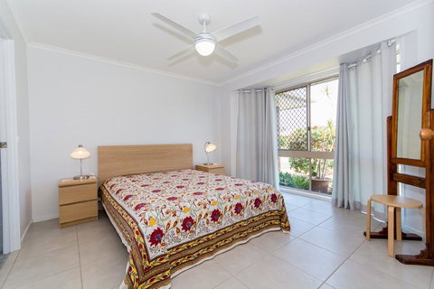 Lowset Home On The Canal - Dolphin Dr, Bongaree - Kawana Tourism 9