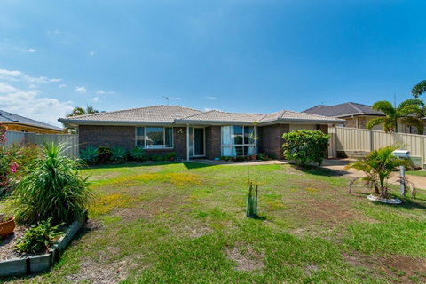 Lowset Home On The Canal - Dolphin Dr, Bongaree - Kawana Tourism 6