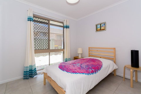 Lowset Home On The Canal - Dolphin Dr, Bongaree - Kawana Tourism 17