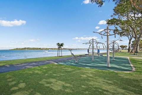 Lowset Home On The Canal - Dolphin Dr, Bongaree - Kawana Tourism 16