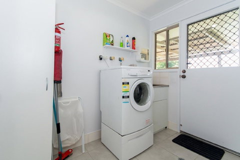 Lowset Home On The Canal - Dolphin Dr, Bongaree - Kawana Tourism 7
