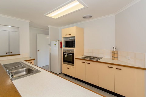 Lowset Home On The Canal - Dolphin Dr, Bongaree - Kawana Tourism 5