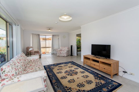 Lowset Home On The Canal - Dolphin Dr, Bongaree - Kawana Tourism 12