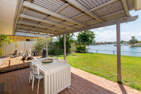 Lowset Home On The Canal - Dolphin Dr, Bongaree - Kawana Tourism 0