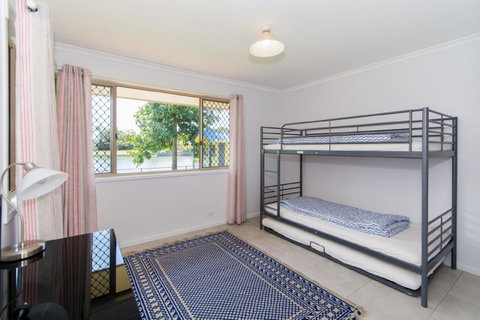 Lowset Home On The Canal - Dolphin Dr, Bongaree - Kawana Tourism 13