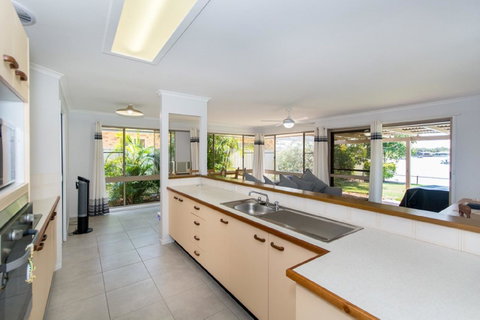 Lowset Home On The Canal - Dolphin Dr, Bongaree - Kawana Tourism 8