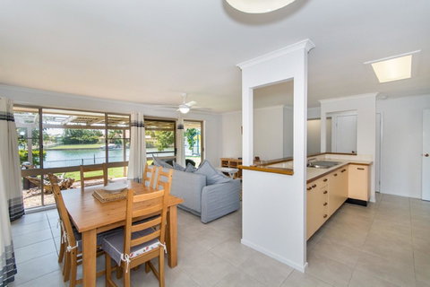 Lowset Home On The Canal - Dolphin Dr, Bongaree - Kawana Tourism 4