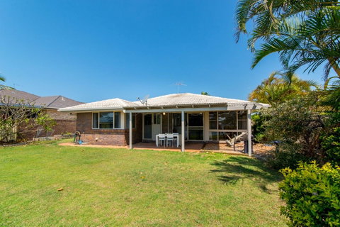 Lowset Home On The Canal - Dolphin Dr, Bongaree - Kawana Tourism 3