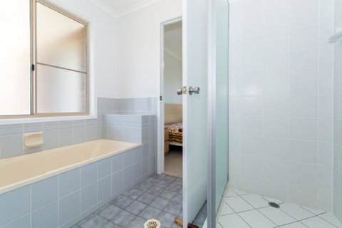 Lowset Home On The Canal - Dolphin Dr, Bongaree - Kawana Tourism 11