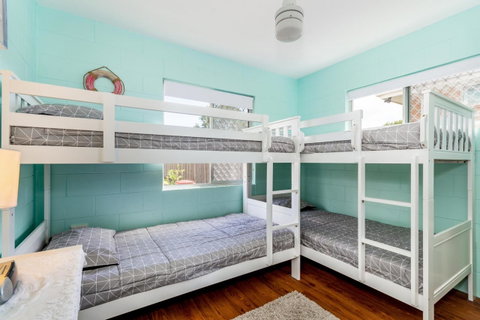 Charm And Comfort In This Ground Floor Unit With Water Views! Welsby Pde, Bongaree - Kawana Tourism 13