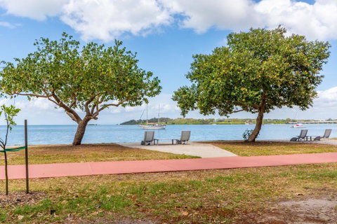 Charm And Comfort In This Ground Floor Unit With Water Views! Welsby Pde, Bongaree - Kawana Tourism 15
