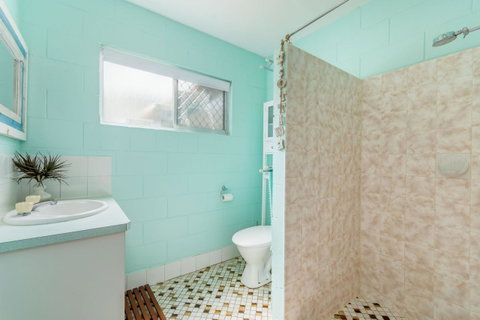 Charm And Comfort In This Ground Floor Unit With Water Views! Welsby Pde, Bongaree - Kawana Tourism 11