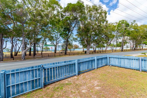 Charm And Comfort In This Ground Floor Unit With Water Views! Welsby Pde, Bongaree - Kawana Tourism 12