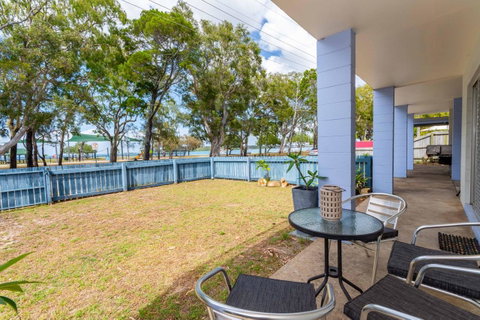 Charm And Comfort In This Ground Floor Unit With Water Views! Welsby Pde, Bongaree - Kawana Tourism 0