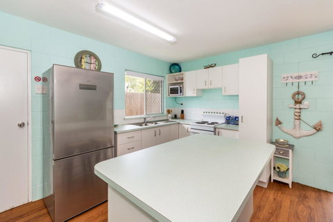 Charm And Comfort In This Ground Floor Unit With Water Views! Welsby Pde, Bongaree - Kawana Tourism 10