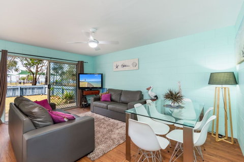 Charm And Comfort In This Ground Floor Unit With Water Views! Welsby Pde, Bongaree - Kawana Tourism 14