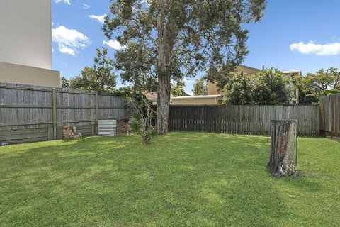 Charm And Comfort In This Ground Floor Unit With Water Views! Welsby Pde, Bongaree - Kawana Tourism 8