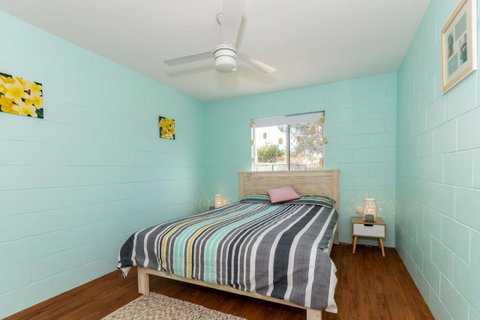 Charm And Comfort In This Ground Floor Unit With Water Views! Welsby Pde, Bongaree - Kawana Tourism 9