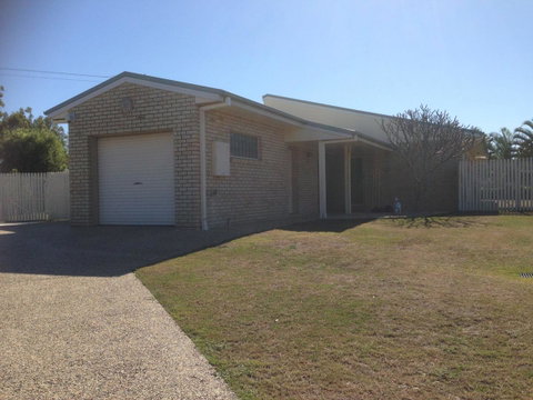 Private Canal Duplex With Pontoon - Oleander Drive, Bongaree - Kawana Tourism 7