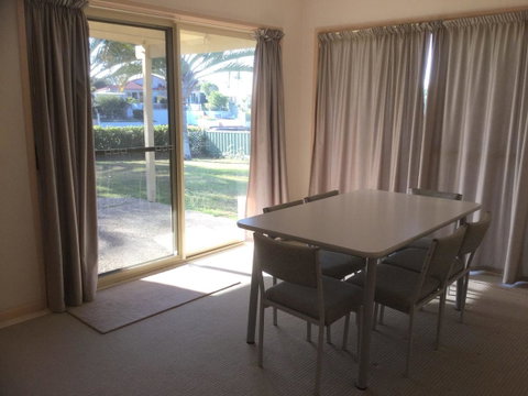 Private Canal Duplex With Pontoon - Oleander Drive, Bongaree - Kawana Tourism 9