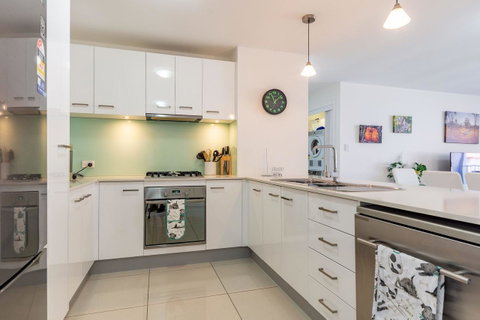 First Floor, Air Conditioned, Free Wi-Fi! - Kawana Tourism 11