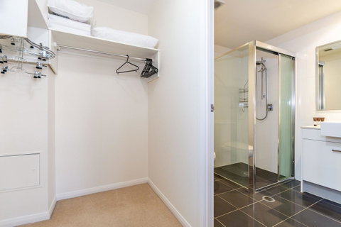 First Floor, Air Conditioned, Free Wi-Fi! - Kawana Tourism 5