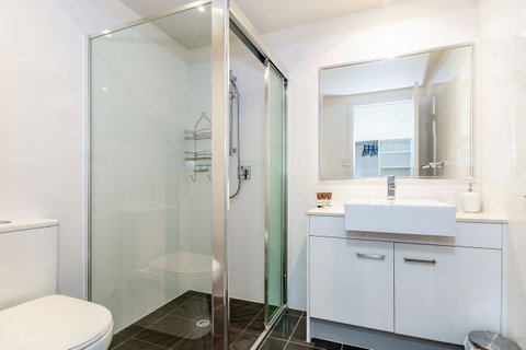 First Floor, Air Conditioned, Free Wi-Fi! - Kawana Tourism 6