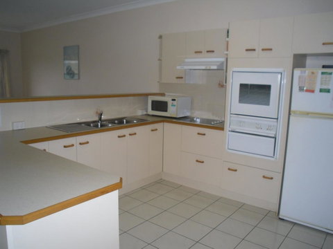 Ground Floor, Family Unit On The Canal With Free WIFI! - Kawana Tourism 10