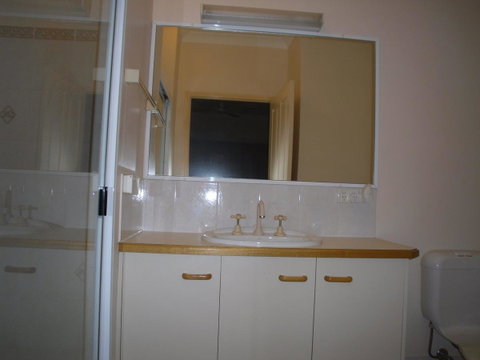 Ground Floor, Family Unit On The Canal With Free WIFI! - Kawana Tourism 3