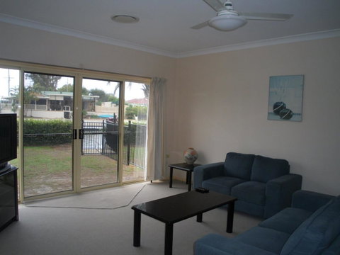 Ground Floor, Family Unit On The Canal With Free WIFI! - Kawana Tourism 15