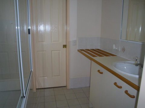 Ground Floor, Family Unit On The Canal With Free WIFI! - Kawana Tourism 5