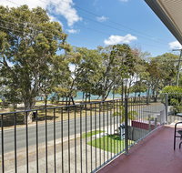 First floor unit close to shops park and waterfront - Kawana Tourism