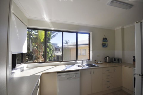 Crystal Waters On The Beach - Kawana Tourism 14