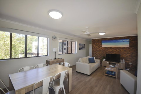 Crystal Waters On The Beach - Kawana Tourism 12