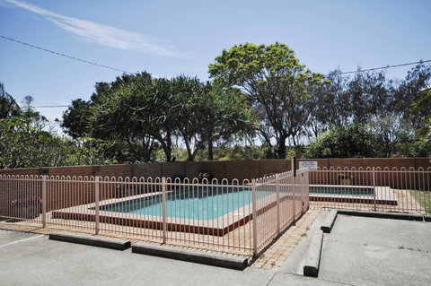 Crystal Waters On The Beach - Kawana Tourism 15