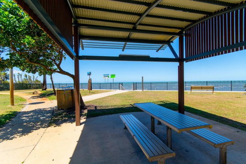 Spacious Unit With Views Of Pumicestone - Wattle Ave, Bongaree - Kawana Tourism 18